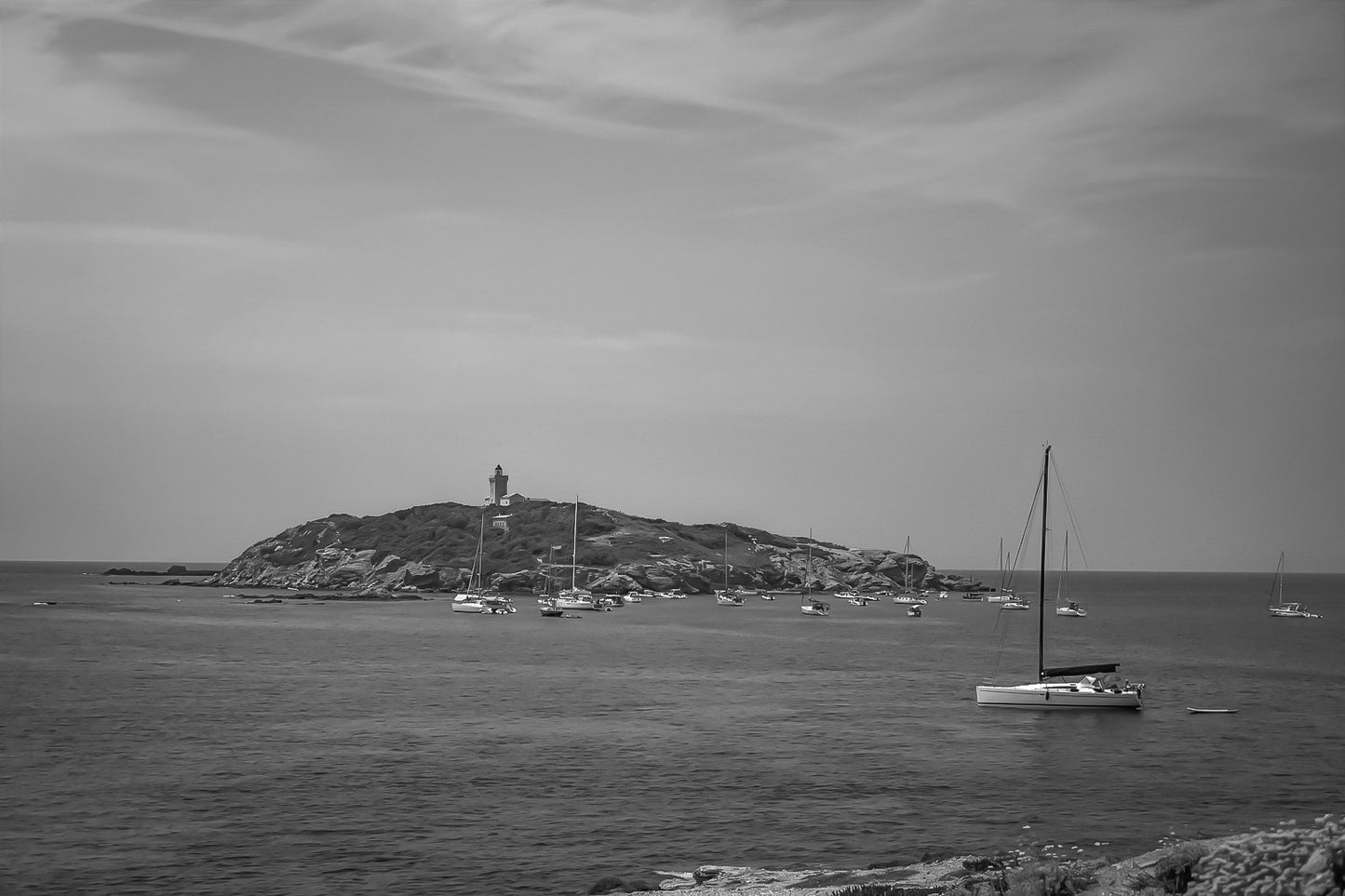 Voiliers au mouillage, noir et blanc, sur l’île des Embiez, Var