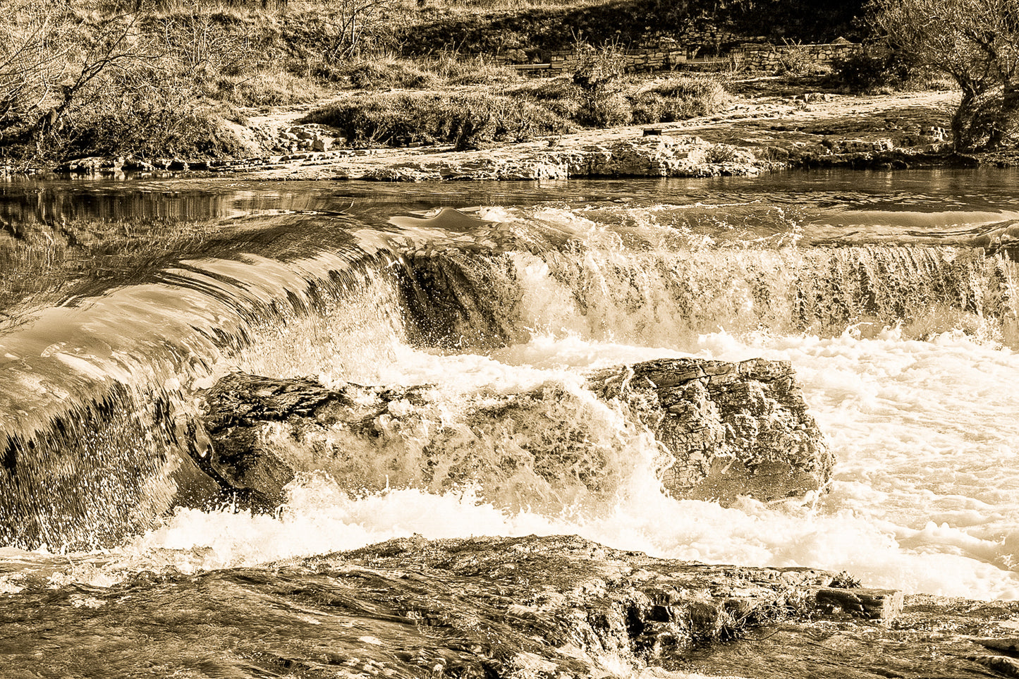 Chute de la cascade du Sautadet vue de près, rideau d’eau doré glissant sur la roche avant de se briser en écume blanche, vintage
