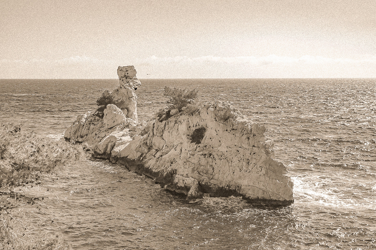 Rocher du Torpilleur battu par le mistral à l’entrée de la calanque de Sugiton, vintage