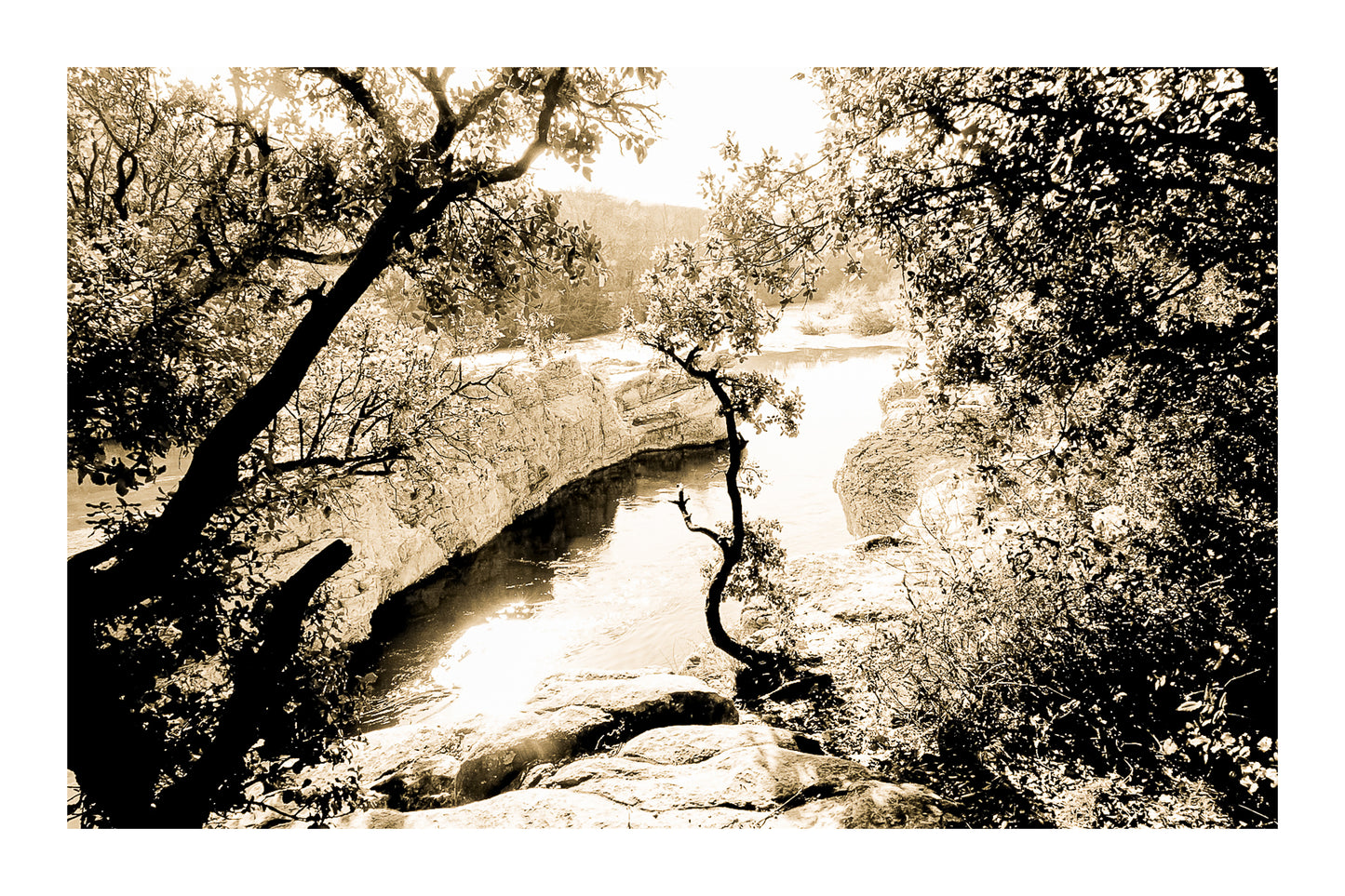 Courbe de la rivière Cèze vue à travers un encadrement d’arbres et de rochers à la cascade du Sautadet, vintage avec bordure