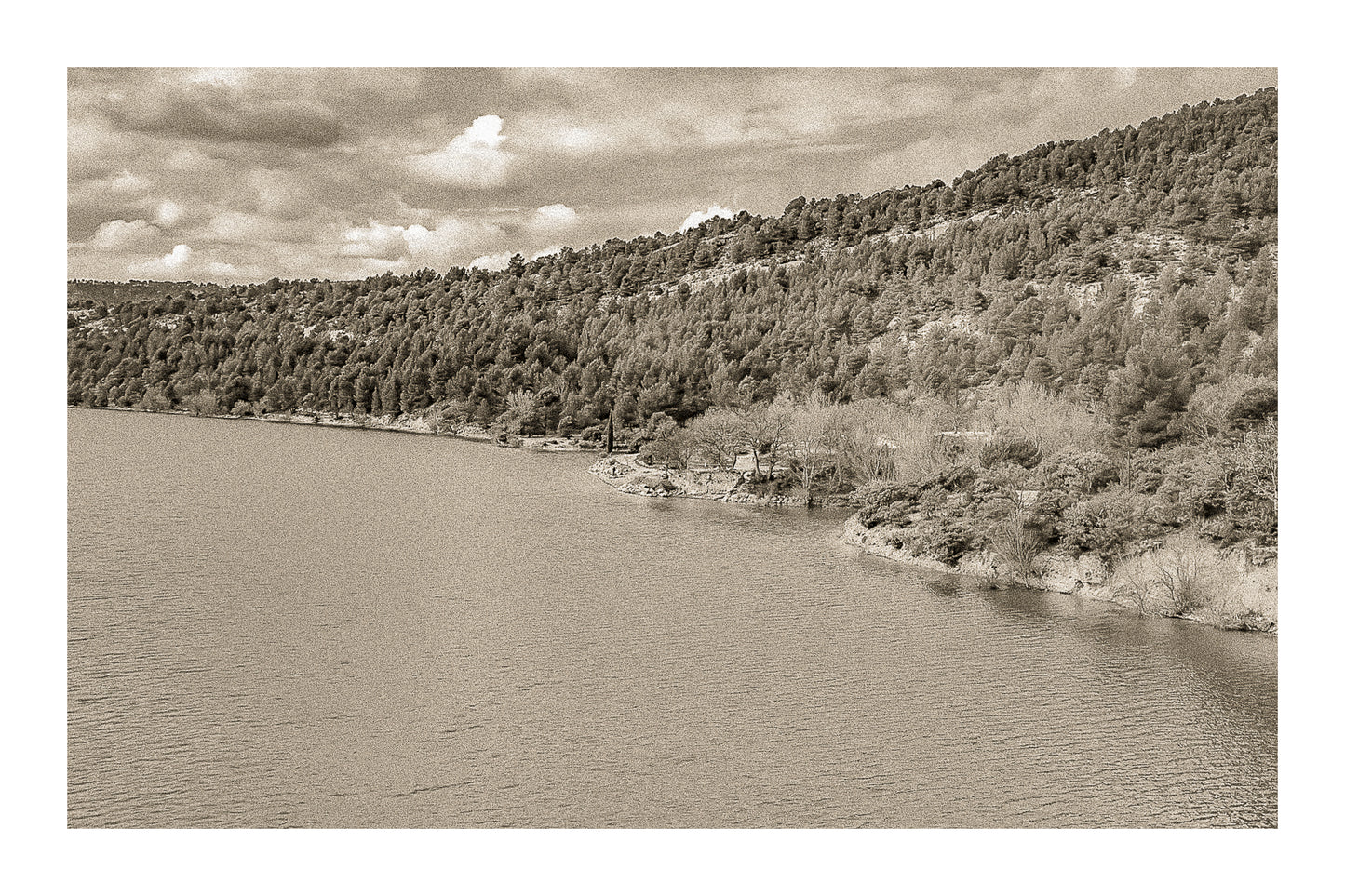 Rive du lac de Sainte-Croix aux eaux turquoise, bordée de pinèdes et de collines ocres, vintage avec bordure