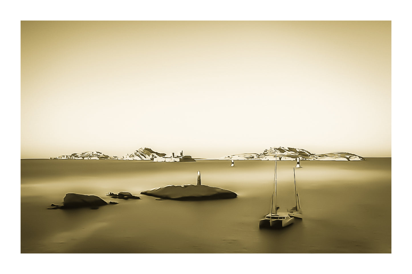 Longue exposition depuis la corniche : balise et bateaux au premier plan, Château d’If et îles du Frioul illuminés par le coucher de soleil, vintage avec bordure