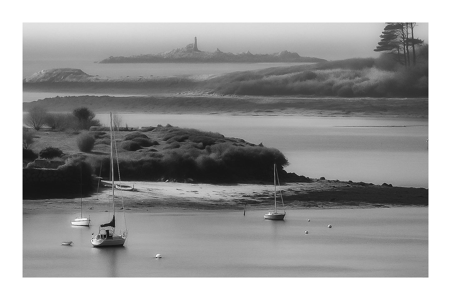 Îlots et presqu’îles en plans successifs dans une brume douce sur la côte des Abers, noir et blanc avec bordure
