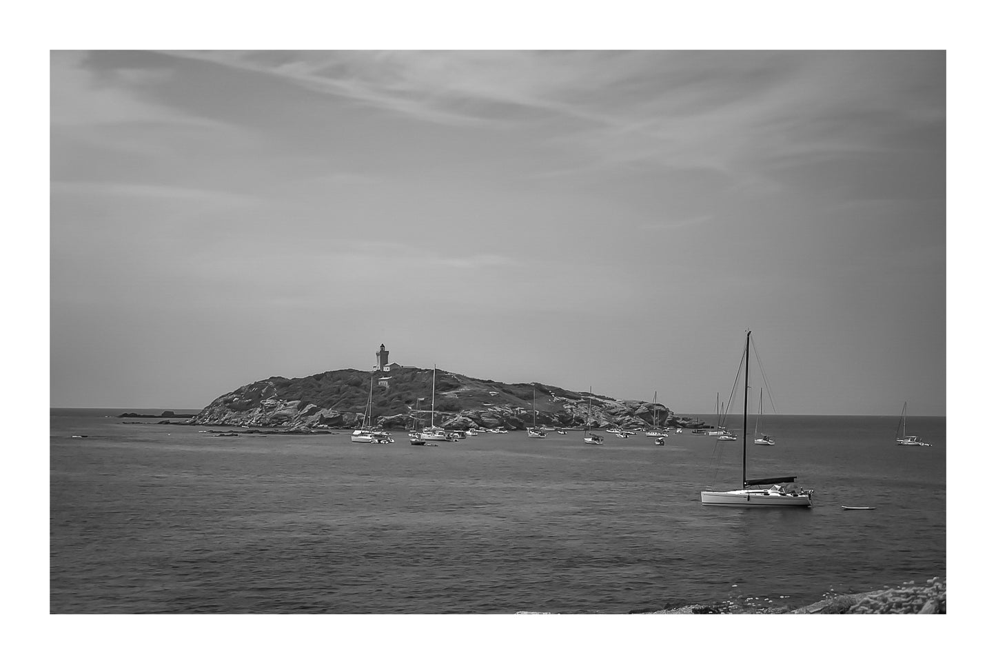 Voiliers au mouillage, noir et blanc avec bordure, sur l’île des Embiez, Var