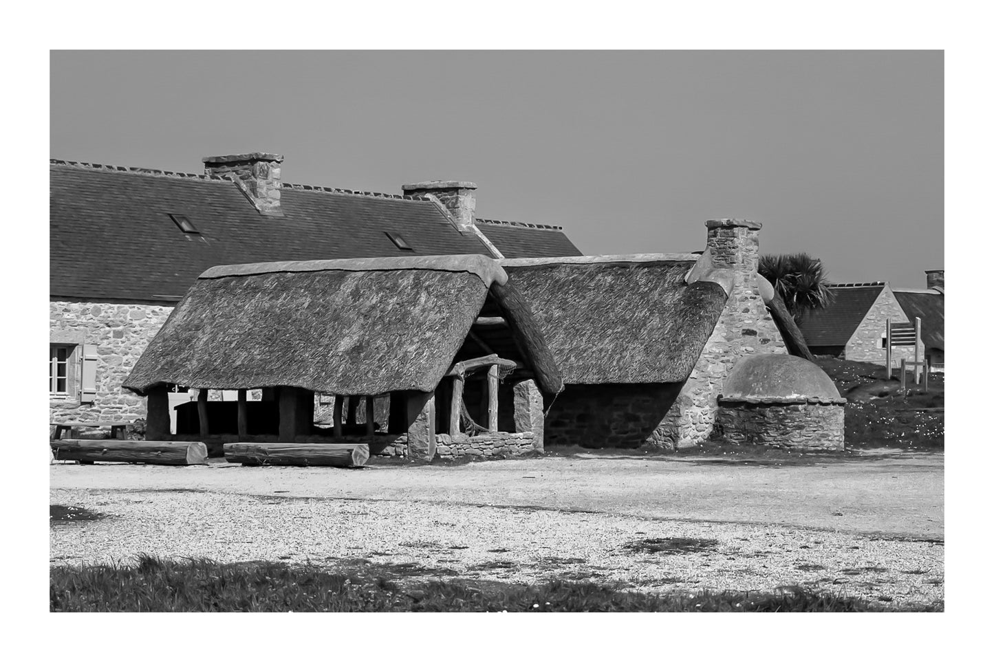 Ancien abri couvert de chaume et four traditionnel en pierre à Meneham, noir et blanc avec bordure - Côte des Légendes, Bretagne