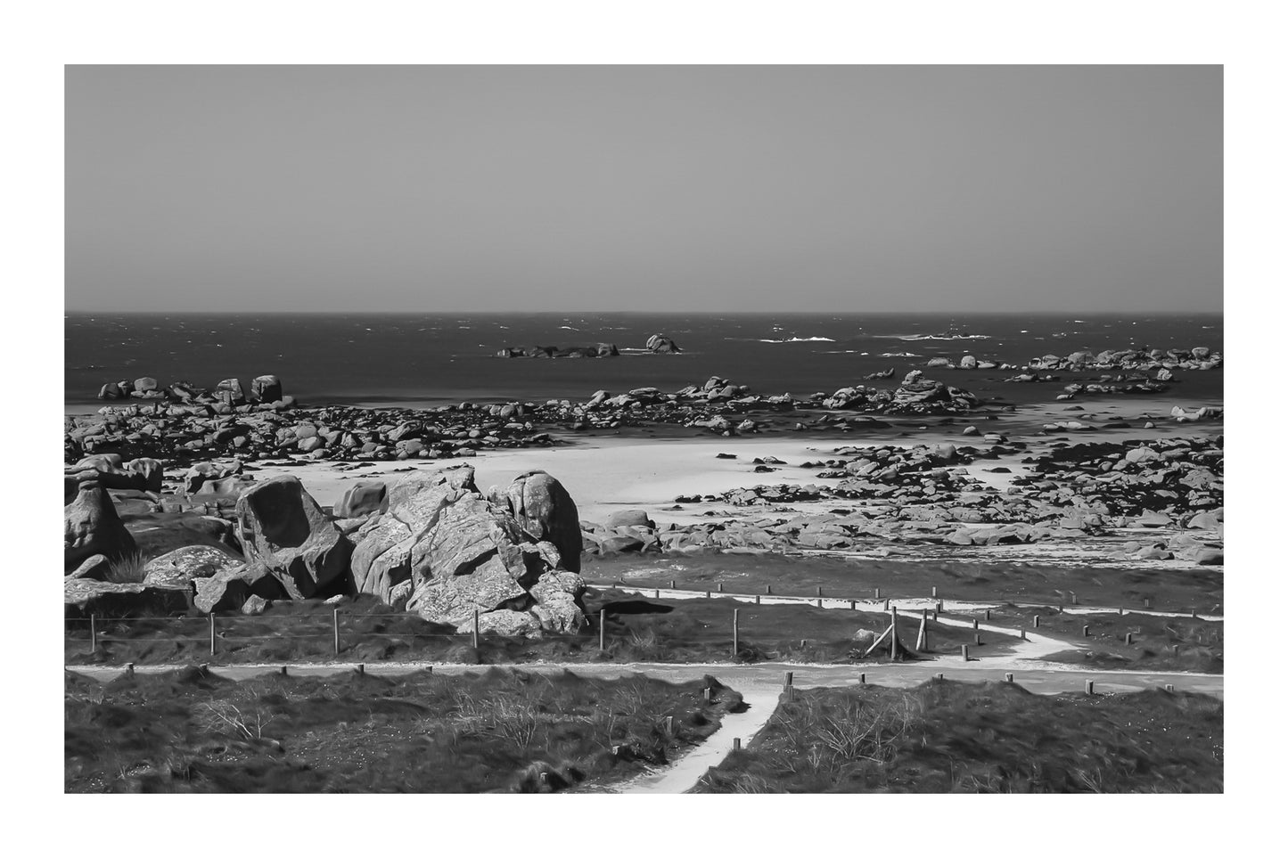 Chemins de sable entre landes et chaos granitiques au bord de mer, Meneham, noir et blanc ave bordure