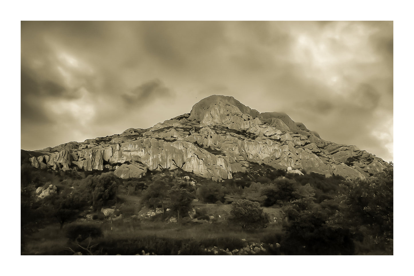 Montagne Sainte-Victoire sous un ciel d’orage vert et violet, vue depuis le pied de la falaise, vintage avec bordure