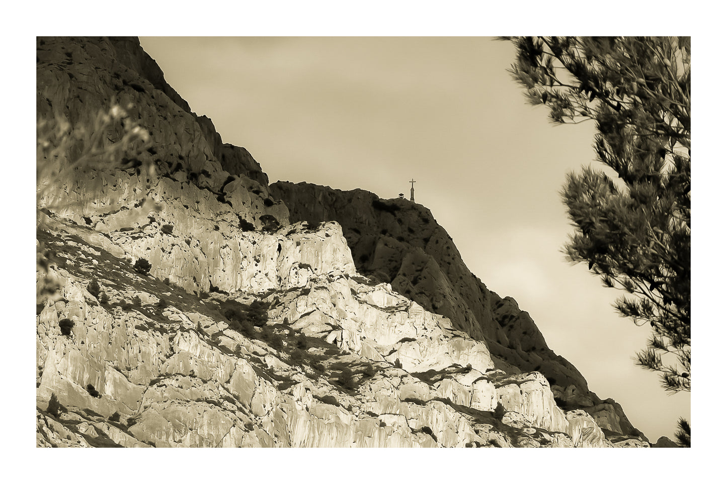 Croix au sommet de la Sainte-Victoire se détachant sur un ciel sombre, vintage avec bordure