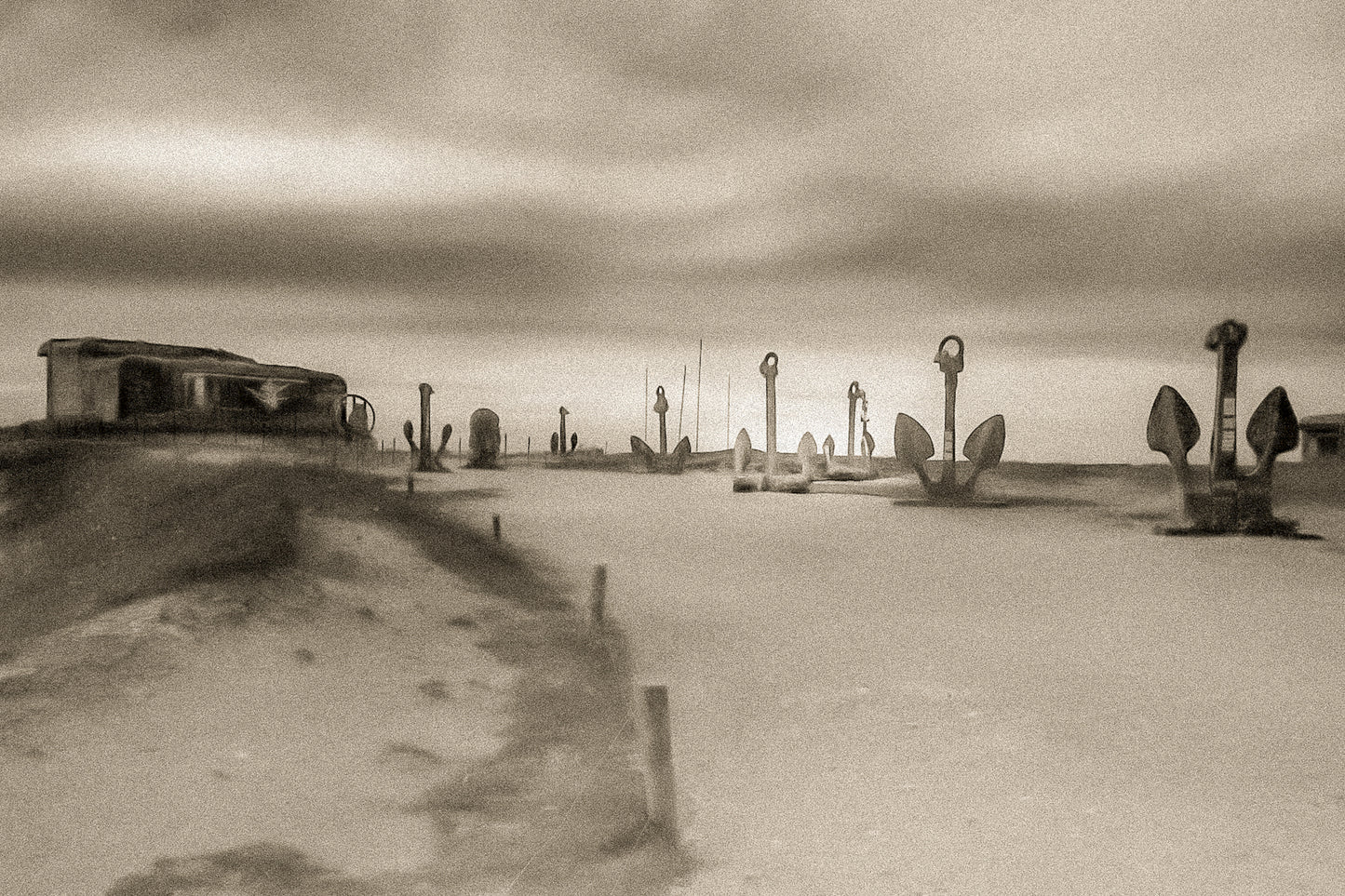 Alignement d’ancres marines sur le plateau de Pen Hir au coucher du soleil, vintage