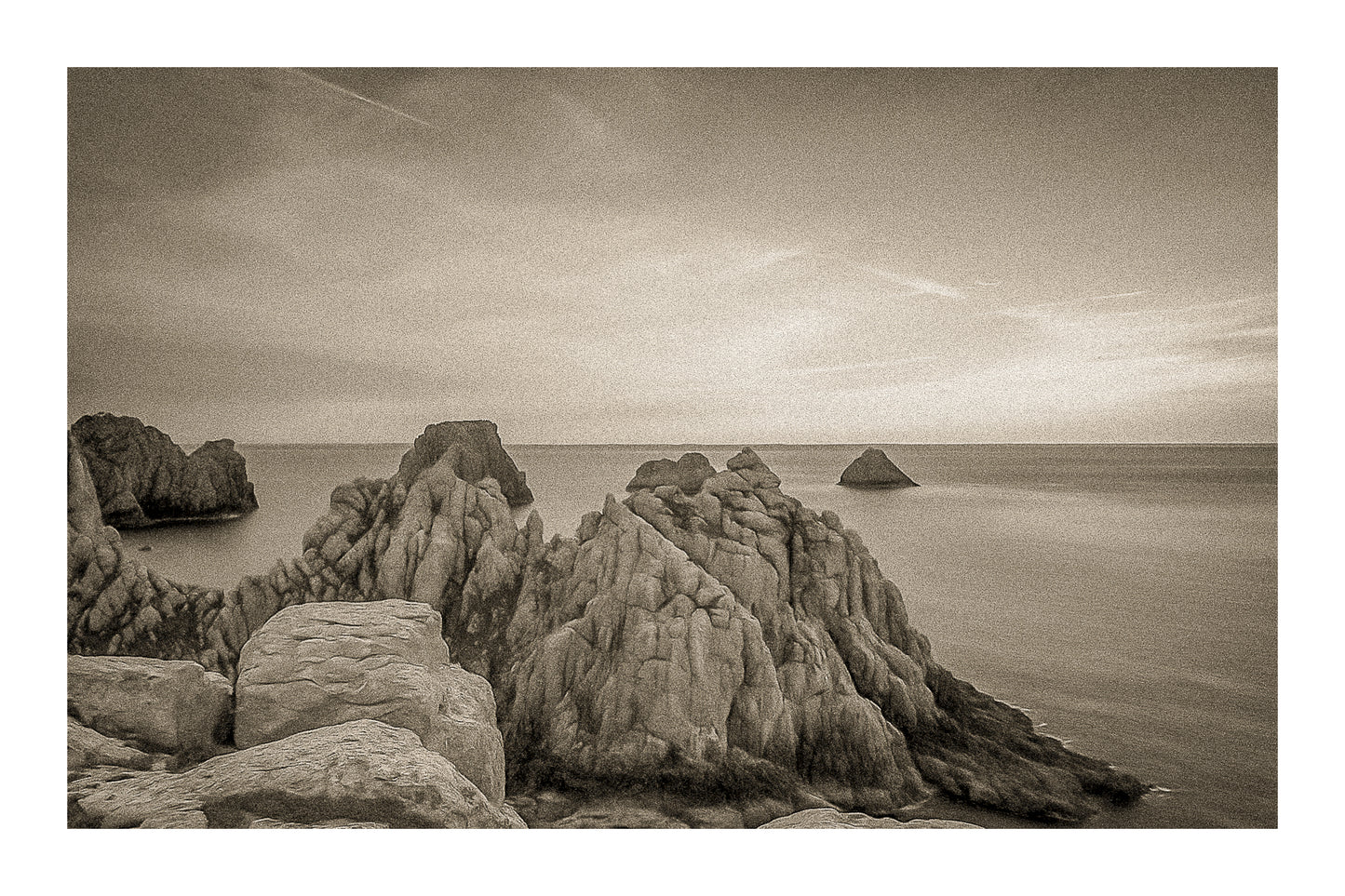 Rochers des Tas de Pois à Pen Hir au crépuscule, mer calme et ciel bleu orangé, vintage avec bordure
