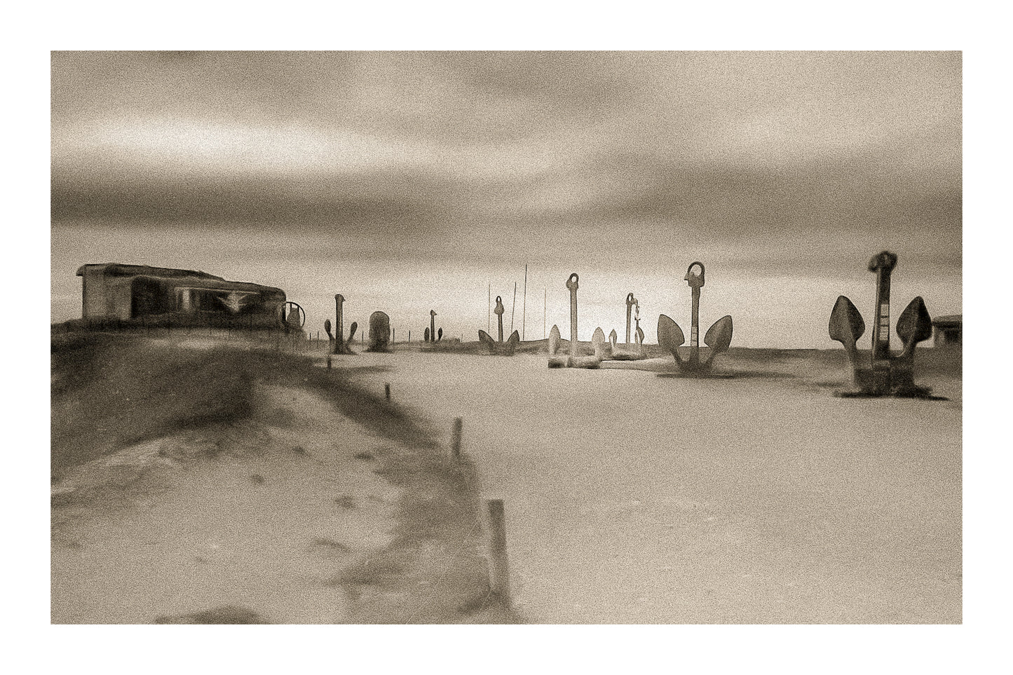 Alignement d’ancres marines sur le plateau de Pen Hir au coucher du soleil, vintage avec bordure