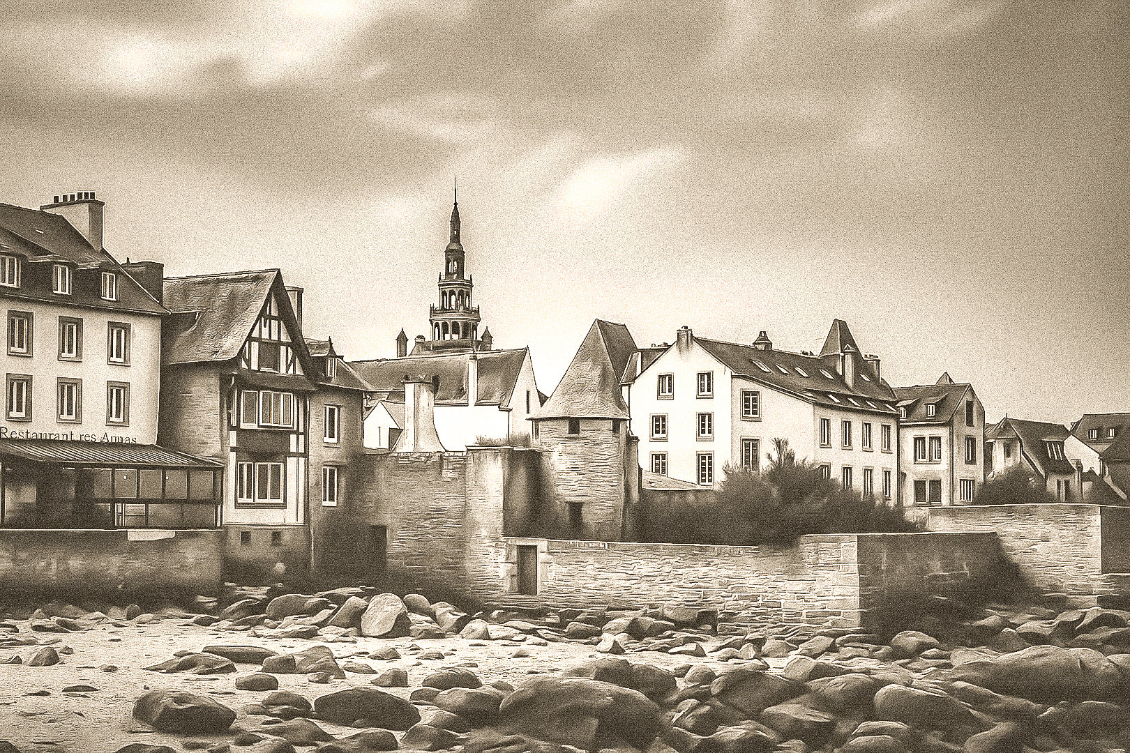 Vue vintage des remparts et des maisons de Roscoff, clocher au loin et grève rocheuse au premier plan