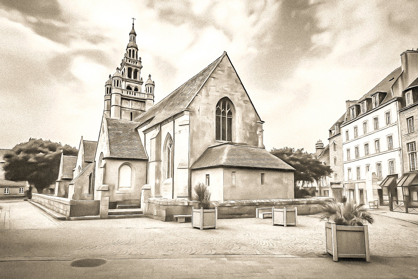Église Notre-Dame de Croaz-Batz à Roscoff en rendu sépia, clocher à lanternons et placette bordée d’immeubles