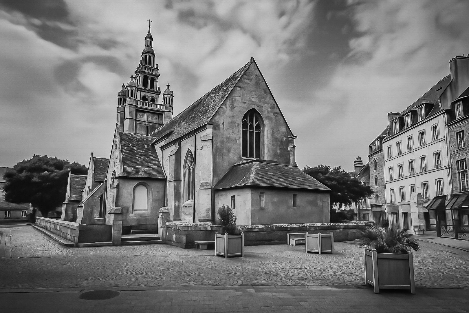 Église Notre-Dame de Croaz-Batz à Roscoff, clocher à lanternons et placette bordée d’immeubles, noir et blanc