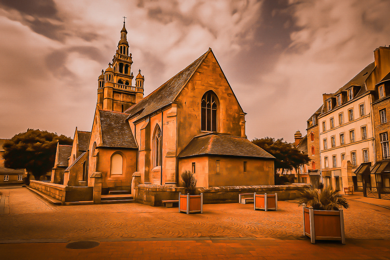 Église Notre-Dame de Croaz-Batz à Roscoff, clocher à lanternons et placette bordée d’immeubles, couleur