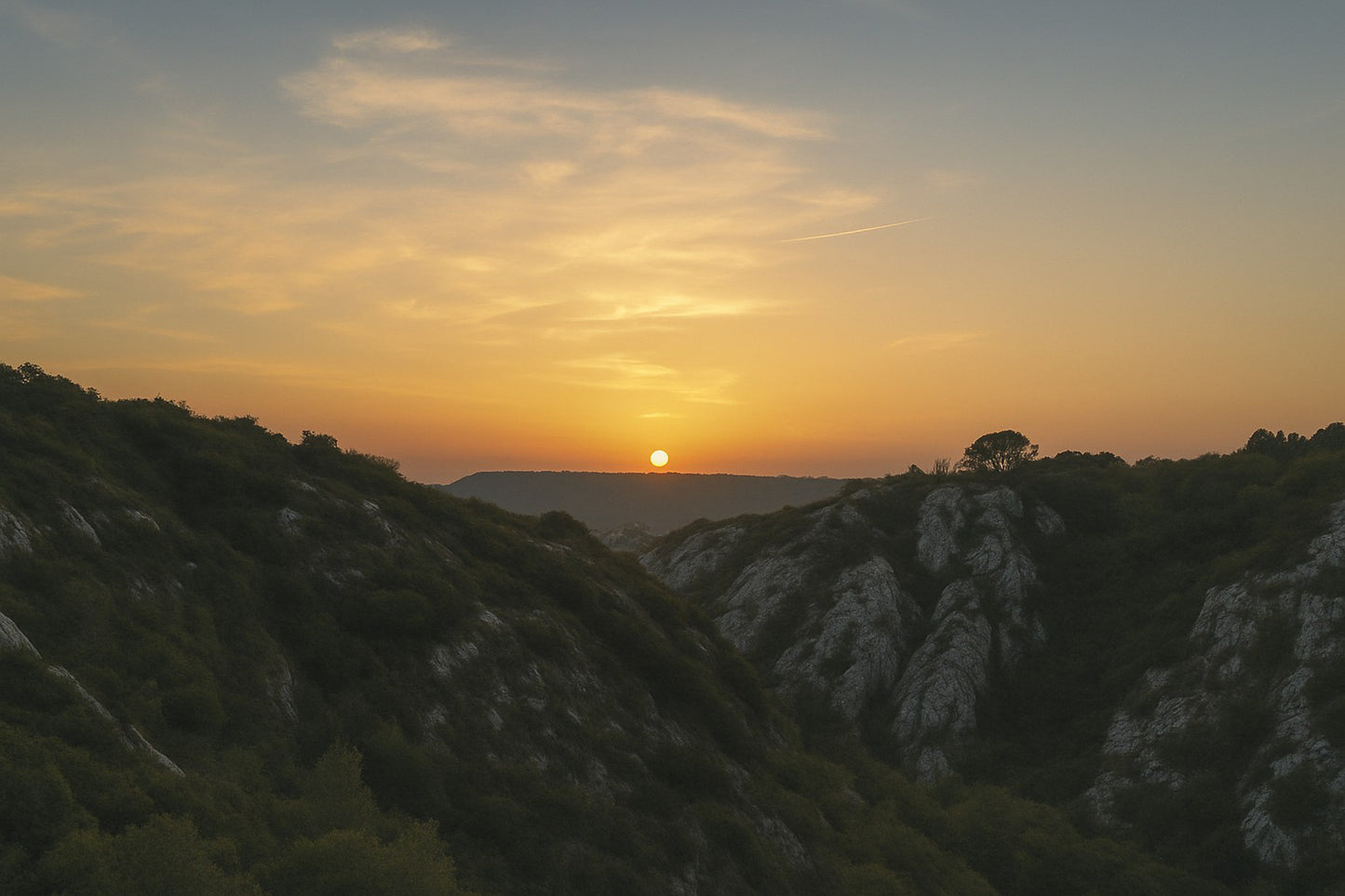 oucher de soleil doré derrière les collines rocheuses vu depuis le barrage de Bimont, ciel doux et vallons sombres