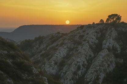 Soleil rond effleurant l’horizon au-dessus d’un vallon de roches blanches, teintes orange depuis le barrage de Bimont