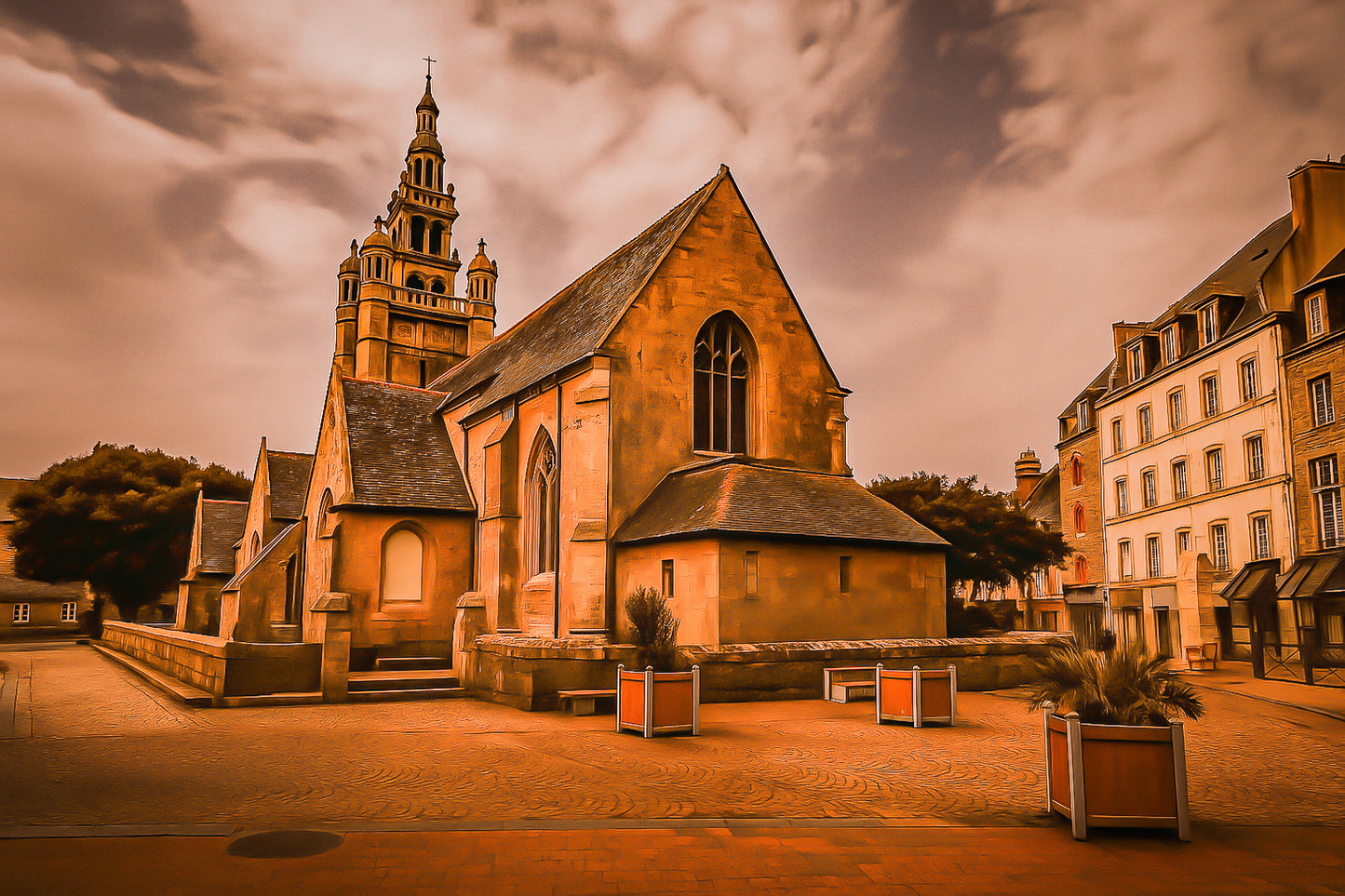 Église Notre-Dame de Croaz-Batz à Roscoff, clocher à lanternons et placette bordée d’immeubles, couleur