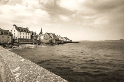 Panorama vintage de Roscoff longeant la digue, maisons serrées au bord de l’eau face à la mer d’Iroise