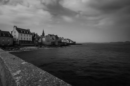 Panorama de Roscoff longeant la digue, maisons serrées au bord de l’eau face à la mer d’Iroise, noir et blanc