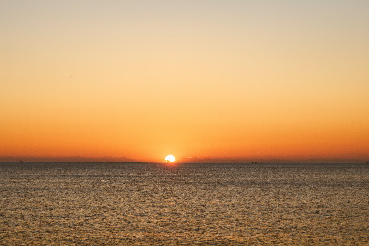 gros plan de l’astre couchant à l’horizon marin, ciel orange à Carry-le-Rouet