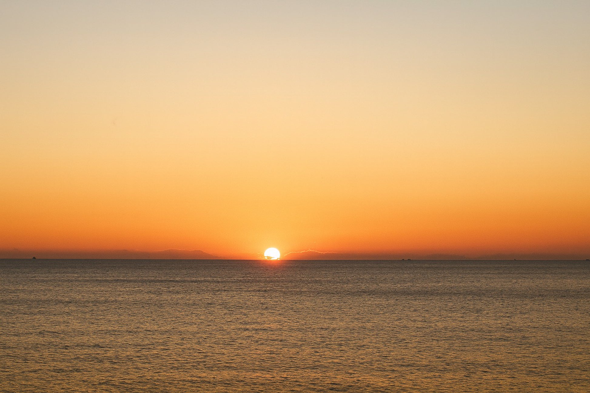 gros plan de l’astre couchant à l’horizon marin, ciel orange à Carry-le-Rouet
