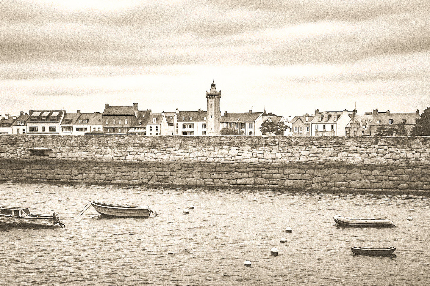 Vue vintage du bassin de Roscoff, jetée en granit, bouées et embarcations avec une tour/clé de clocher en arrière-plan