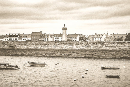 Vue vintage du bassin de Roscoff, jetée en granit, bouées et embarcations avec une tour/clé de clocher en arrière-plan