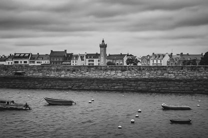 Vue du bassin de Roscoff, jetée en granit, bouées et embarcations avec une tour/clé de clocher en arrière-plan, noir et blanc