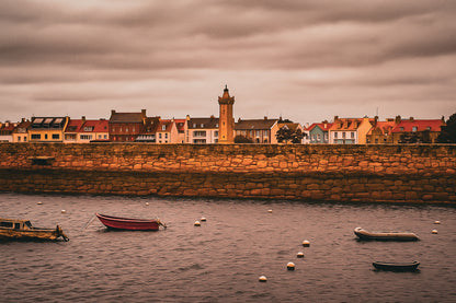 Vue du bassin de Roscoff, jetée en granit, bouées et embarcations avec une tour/clé de clocher en arrière-plan, couleur