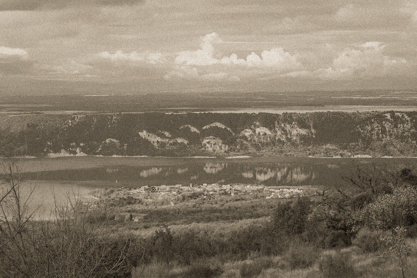 Village provençal posé au bord du lac de Sainte-Croix, falaises et reflets dorés sur l’eau calme, vintage