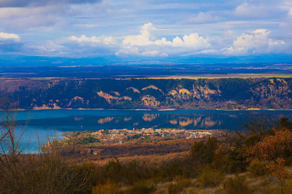 Village provençal posé au bord du lac de Sainte-Croix, falaises et reflets dorés sur l’eau calme