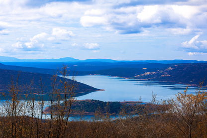 Long bras du lac de Sainte-Croix s’étirant entre collines et bosquets, sous un ciel nuageux