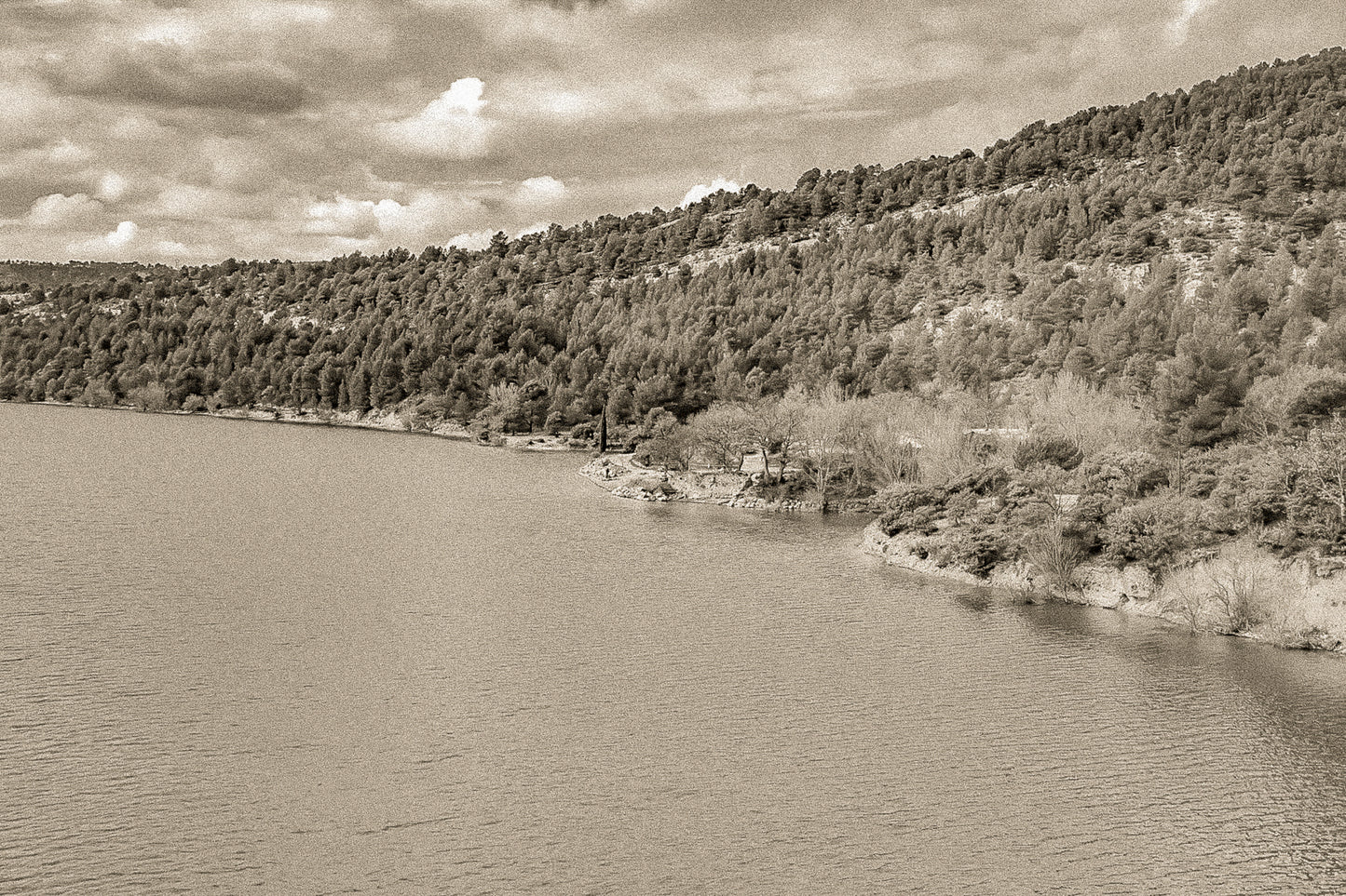 Rive du lac de Sainte-Croix aux eaux turquoise, bordée de pinèdes et de collines ocres, vintage