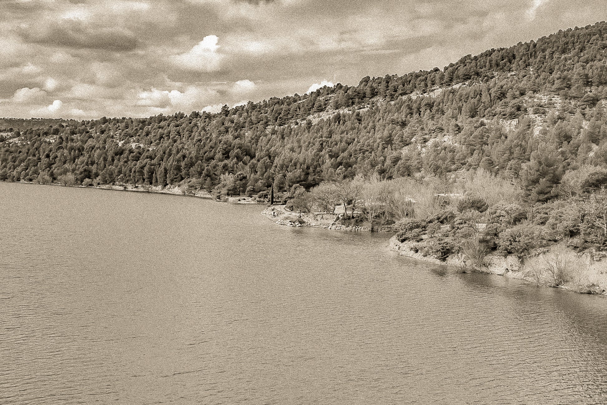 Rive du lac de Sainte-Croix aux eaux turquoise, bordée de pinèdes et de collines ocres, vintage