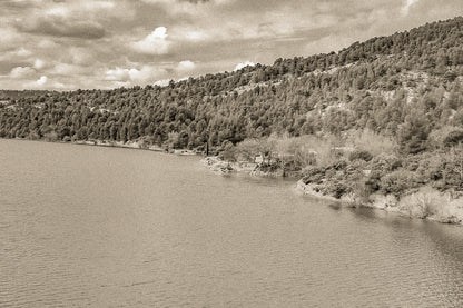 Rive du lac de Sainte-Croix aux eaux turquoise, bordée de pinèdes et de collines ocres, vintage