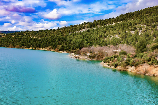 Rive du lac de Sainte-Croix aux eaux turquoise, bordée de pinèdes et de collines ocres