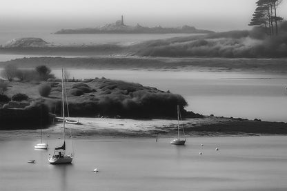 Îlots et presqu’îles en plans successifs dans une brume douce sur la côte des Abers, noir et blanc