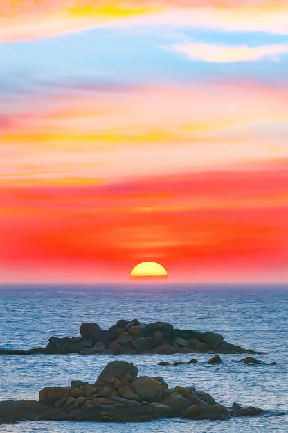 Coucher de soleil pastel avec ciel rose, jaune et bleu au-dessus de l’océan et d’îlots rocheux à l’Aber Wrac’h