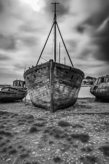 Épave bleue de face avec mât en croix, deux bateaux échoués de chaque côté, ciel d’orage à Camaret, noir et blanc