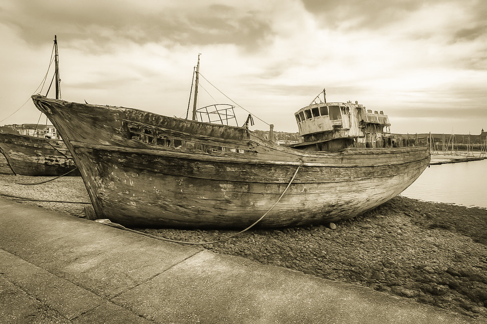Grand chalutier rouillé échoué à marée basse, coque bleue écaillée, port de Camaret, vintage