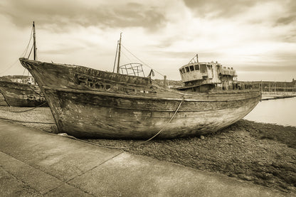 Grand chalutier rouillé échoué à marée basse, coque bleue écaillée, port de Camaret, vintage