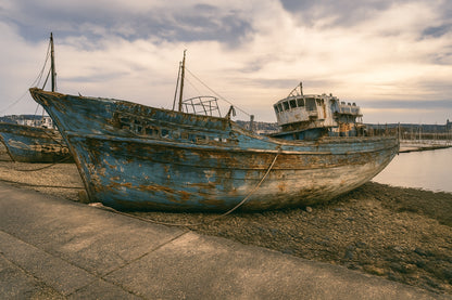 Grand chalutier rouillé échoué à marée basse, coque bleue écaillée, port de Camaret