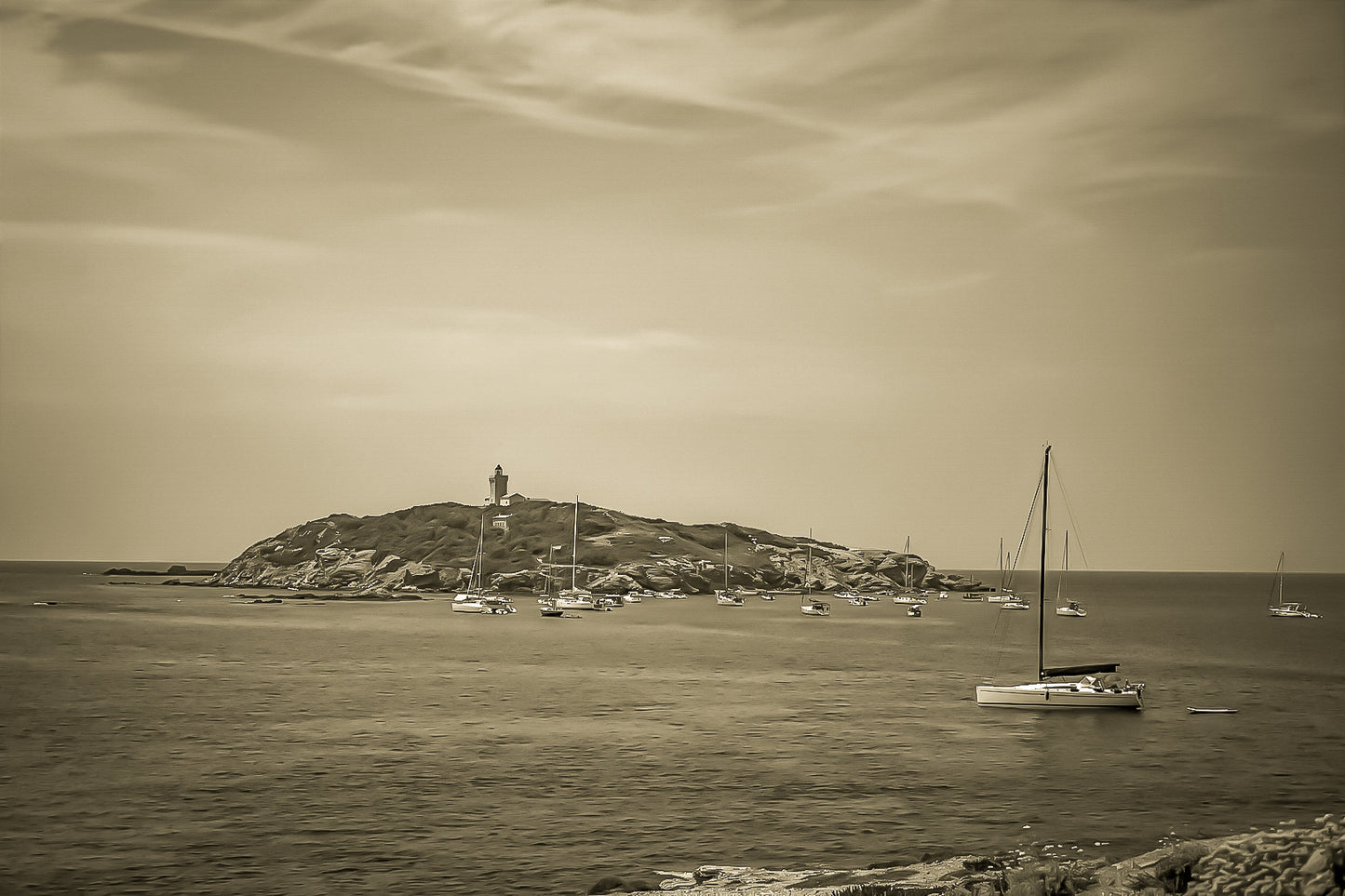 Voiliers au mouillage, vue sépia sur l’île des Embiez, Var