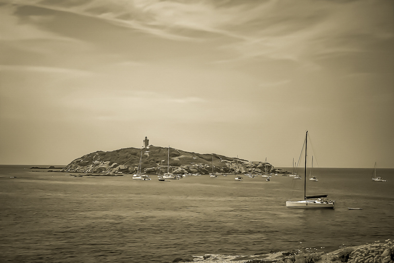 Voiliers au mouillage, vue sépia sur l’île des Embiez, Var