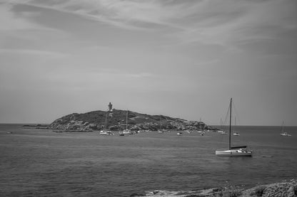 Voiliers au mouillage, noir et blanc, sur l’île des Embiez, Var