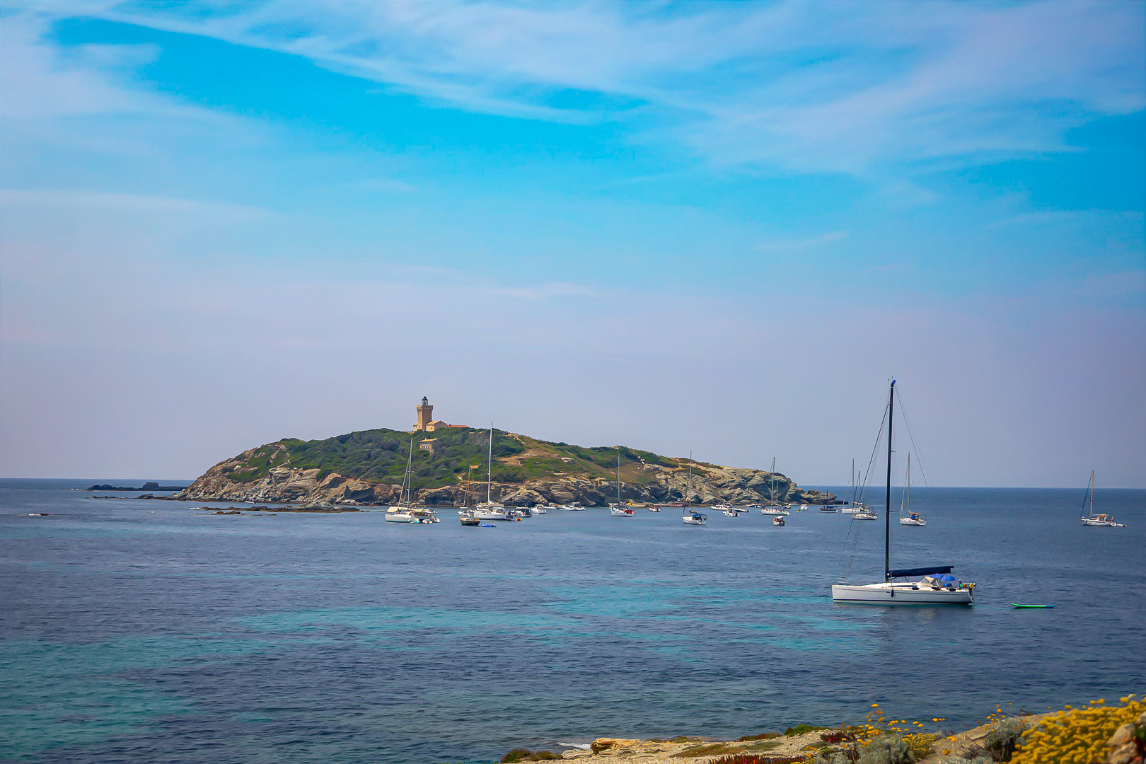 Voiliers au mouillage, couleur, sur l’île des Embiez, Var