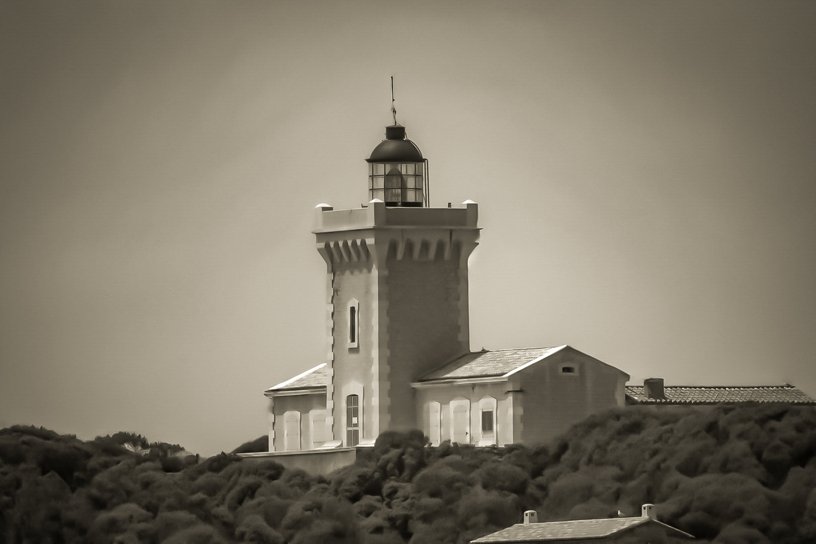 Gros plan du phare du Grand Rouveau, tour carrée et lanterne, traitement sépia