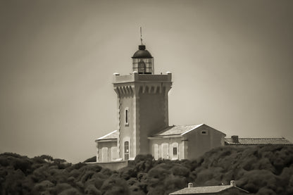 Gros plan du phare du Grand Rouveau, tour carrée et lanterne, traitement sépia