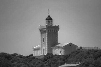 Gros plan du phare du Grand Rouveau, tour carrée et lanterne, noir et blanc